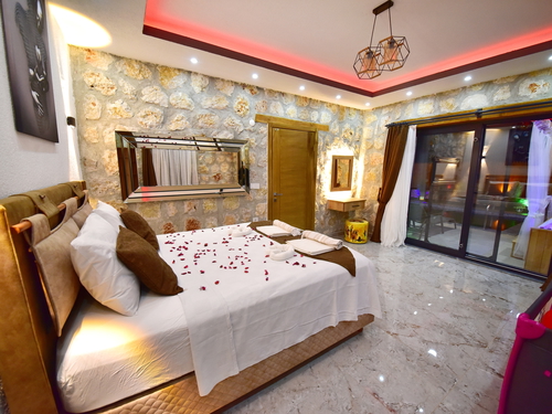  gece  -  Kasım
  | Kalkan Akbel'de Romantik Jakuzili Villa Tatili: Korunaklı Havuz ve Özel Anlar